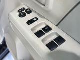 【電動格納ミラー】サイドミラーは電動格納式となっており、狭い駐車場でもキズがつくリスクを抑えられます。