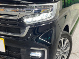 【LEDヘッドライト】悪天候や夜間走行時も良好な視界を確保し安心して運転できる高輝度LEDヘッドライトを装備!点灯速度が早く、消費電力も抑えられています。