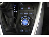 燃費優先のECO、走りと燃費のバランスにすぐれたNORMAL、すぐれた加速を発揮するSPORT。気分や走行状況に合わせて走りを選べます。雪道発進時の強い味方SNOWへの切替えも備えています。