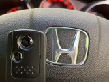 【Hondaスマートキー】カバンやポケットに入れたままでもドアの施錠・解錠が可能なスマートキーを装備。エンジンのオン・オフ時もカギを取り出す必要が無いからとっても便利です♪