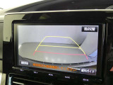 バックガイドモニター付き。車両後方の映像をナビ画面に表示し、駐車などの後退操作をサポートします。