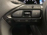 運転中、オーディオの操作をしてて、ハッとしたことはありませんか?ステアリングスイッチは、運転中でもハンドルでオーディオの操作が可能です。安全なドライブをサポートします。