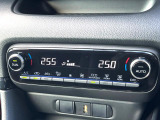【左右独立型フルオートエアコン】運転席と助手席でそれぞれお好みの温度に設定可能。同乗者にも配慮した、快適な空調をお届け致します。