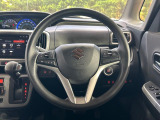インテリアに合わせたデザインのステアリングは、運転される方のことも考え、運転しやすい形状、大きさです。是非一度、実際に触ってお確かめください。
