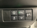 ハンドルの右側にはヘットライトリベライザーとHondaセンシング用のVSA解除スイッチなどがついています。ヘッドライトリベライザーは道路状況や積荷の加重に応じてライトの高さを調節できます。