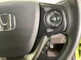 ハンドルにHondaセンシング系のクルーズコントロールやレーンキープアシストなどの操作スイッチが装備されています。ハンドルから手を離さず安全に操作できます。