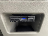 【ETC】有料道路を利用する際に料金所で停止することなく通過できる、ETC車載器(ノンストップ自動料金収受システム機器)が装備されています。セットアップを行うことで利用可能になります。