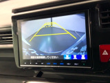 リバースギアに入れるだけで後方の表示へ切り替わります。夜間や雨の日の駐車も楽になりますよ。