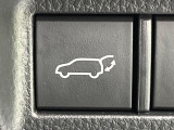 【ハンズフリーパワーバックドア】リアバンパー下部に足先を出し入れするだけでバックドアが自動で開閉♪両手が荷物でふさがっている時でもラクラク開閉操作が行えます!