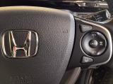 ハンドルにHondaセンシング系のクルーズコントロールやレーンキープアシストなどの操作スイッチが装備されています。ハンドルから手を離さず安全に操作できます。
