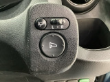 ハンドルの右側に電動格納付きパワーミラーの操作スイッチがついています。左右のサイドミラーの角度調節も微調整ができて便利です。