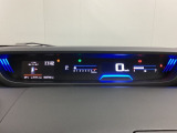 デジタル表示のスピードメーターとタコメーターを大きく配した見やすいメーター部になっています。左側のインフォメーション画面でオドメーターや燃費などの情報を確認できます。