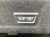 ●電動リアゲート:ワンタッチでリアゲートの開閉ができ、荷物などで両手が塞がっている状態でも簡単に開閉ができる便利機能です。