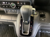 CVT車のセレクトレバーです。低速から高速まで、変速ショックのないスムーズな走りを実現するとともに、エンジン効率のよい領域を維持することで燃費にも貢献します。
