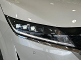 【LEDヘッドライト】悪天候や夜間走行時も良好な視界を確保し安心して運転できる高輝度LEDヘッドライトを装備!点灯速度が早く、消費電力も抑えられています。