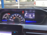 センターレイアウトで大きな表示が見やすいメーターです。走行はやや多めですが、中古車保証がありますので安心してお選びいただけます。