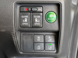 【両側パワースライドドア】スマートキーや運転席のスイッチで後席両側スライドドアの開閉が可能♪電動だから力を入れてドアを開ける必要が無く、小さなお子様でも簡単に開け閉めでき快適です♪