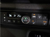 【オートエアコン】温度を設定すれば自動で快適な車内温度を保ちます。エアコン内部の高性能脱臭フィルターで車内のアレルゲンや花粉を除去。