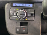 【オートエアコン】一度お好みの温度に設定すれば、車内の温度を検知し風量や温度を自動で調整。暑い…寒い…と何度もスイッチ操作をする必要はありません。快適な車内空間には必須の機能ですね♪