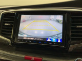 リバースギアに入れるだけで後方の表示へ切り替わります。夜間や雨の日の駐車も楽になりますよ。