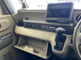 【 オートエアコン 】車内温度を感知して自動で温度調整をしてくれるのでいつでも快適な車内空間を創り上げます。