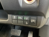 ハンドルの右側にはヘットライトリベライザーとHondaセンシング用のメインスイッチがついています。ヘッドライトリベライザーは道路状況や積荷の加重に応じてライトの高さを調節できます。