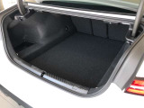 【トランクルーム】全面をファブリック処理し荷物に傷がつくのを防ぎます。ラゲージルーム照明を装着。背もたれをほぼ水平まで倒すことが出来ますので、大きな荷物の収納にも便利です。