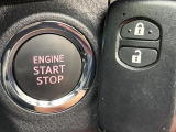 【キーレス】少し離れた場所からでもボタン一つでドアの開錠・施錠ができるのでとっても便利!ドアの鍵穴周りに傷をつけることもありません♪