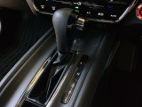 CVT車のセレクトレバーです。低速から高速まで、変速ショックのないスムーズな走りと、エンジン効率のよい領域を維持して燃費にも貢献します。