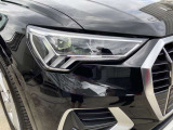 ウイング状のデイタイムランニングライトを備えるLEDヘッドライト。昼光に近い照明によって進路を照らし、昼夜ともに目視しやすく視認性を高め安全性と快適性を向上させます。