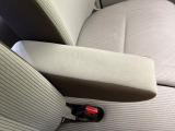 【アームレスト】運転中の身体の負担を軽減してくれるアームレストを装備♪