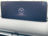 【10.25インチマツダコネクト】車内の雰囲気にマッチした大型ディスプレイ。スマホ接続でのナビ使用やBluetooth再生等、様々な機能が楽しめます。直感的なダイヤル操作が可能で、使い勝手も良好です。
