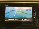 バックでの車庫入れも安心です! リアカメラが付いているバックモニター付のナビを装備しております。操作線もついており距離感も画面から確認できます。