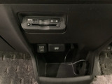 エアコンパネルの下にETCがついています。高速道路の料金所の通過も楽々です!。 カードの取り出しもしやすい場所についています。
