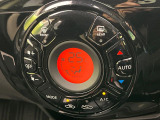 【オートエアコン】一度お好みの温度に設定すれば、車内の温度を検知し風量や温度を自動で調整。暑い…寒い…と何度もスイッチ操作をする必要はありません。快適な車内空間には必須の機能ですね♪