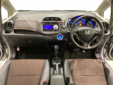 車内は光触媒抗菌消臭施工済です。インパネ周りはスタイリッシュなデザインで機能や装備も充実しています。グローブボックスやカップホルダーのほかにトレーなどたくさんの収納スペースが付いています。