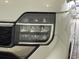 LEDヘッドライトは、点灯の瞬間から最大光量を発揮し、突然暗くなるトンネルなどでの安定感を高めます。