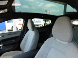 大型ガラスルーフ搭載車両ですので、コンパクトながらも広さを感じていただけます。もちろん断熱もしっかりと対策をしております。