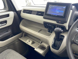【 オートエアコン 】車内温度を感知して自動で温度調整をしてくれるのでいつでも快適な車内空間を創り上げます。