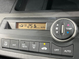 【オートエアコン】一度お好みの温度に設定すれば、車内の温度を検知し風量や温度を自動で調整。暑い…寒い…と何度もスイッチ操作をする必要はありません。快適な車内空間には必須の機能ですね♪