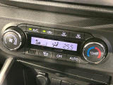 【オートエアコン】一度お好みの温度に設定すれば、車内の温度を検知し風量や温度を自動で調整。暑い…寒い…と何度もスイッチ操作をする必要はありません。快適な車内空間には必須の機能ですね♪