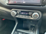 オートエアコン付きなので運転手の方と助手席の方が快適な温度設定が可能です。
