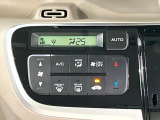 【オートエアコン】一度お好みの温度に設定すれば、車内の温度を検知し風量や温度を自動で調整。暑い…寒い…と何度もスイッチ操作をする必要はありません。快適な車内空間には必須の機能ですね♪