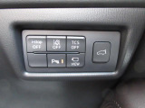 こちらのお車には先進安全装備が多数搭載されています。衝突被害を回避あるいは軽減するためのブレーキや、後方死角からの接近警報、車線逸脱を防止する警報装置など、詳しくはスタッフまでお尋ねください。