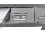 パワーテールゲート付きでハンズフリー機能も装備。両手が塞がっていても開閉は楽々です。