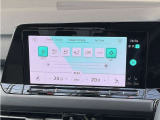 ■前席左右独立調整機能付きオートエアコン/各々の席で温度調整ができますので、各自に合った温度を設定できます!