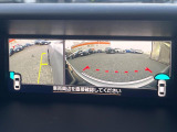 【フロント&サイドカメラ】ドライバーから見にくい死角部分を映像で確認できる前方と左側面にカメラを装着。見通しがきかない場所や住宅密集地などを運転することが多い人におすすめの安心装備です。
