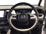 【ハンドル】運転にかかわる様々な操作を安全に行えるように視点移動が少なく操作性に配慮されたスイッチ類が凝縮されたコックピットです。