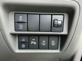 人気の装備♪両側電動スライドドアは両手に荷物があってもドアノブにあるボタンを押すだけで開きます。衝突被害軽減ブレーキ付です。