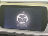 【8.8インチマツダコネクト】車内の雰囲気にマッチした大型のディスプレイ。スマホ接続でのナビ使用やBluetooth再生等、様々な機能が楽しめます。直感的なダイヤル操作が可能で、使い勝手も良好です。